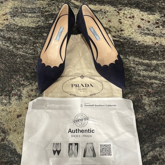 Prada | AUTH Suede Pumps - Picture 2 of 11